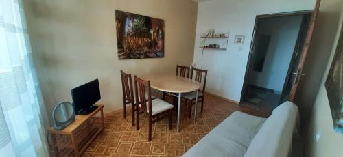 スヴェティ・ヴラスにあるTanjaのテーブル、ソファ、テレビが備わる客室です。