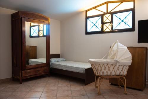 1 dormitorio con cama, tocador y espejo en Villa Cerasiello, en Bracigliano