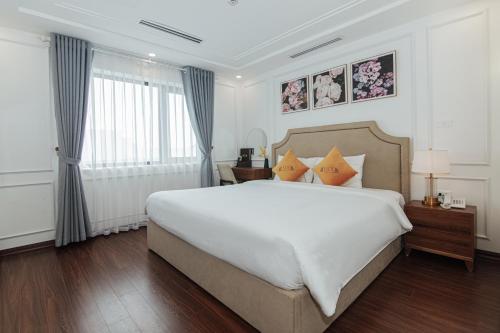 Giường trong phòng chung tại Jade Ha Long Hotel