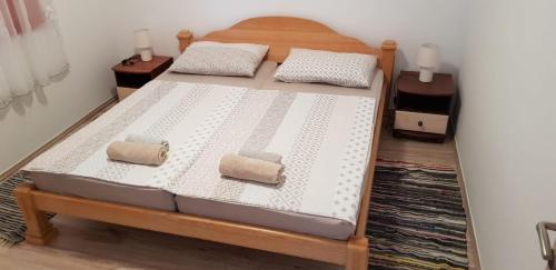 - un lit avec 2 oreillers dans l'établissement Apartments with a parking space Vir - 18407, à Vir