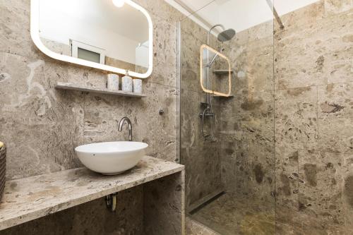 bagno con lavandino e doccia di Apartments by the sea Mali Losinj, Losinj - 18406 a Mali Lošinj (Lussinpiccolo)
