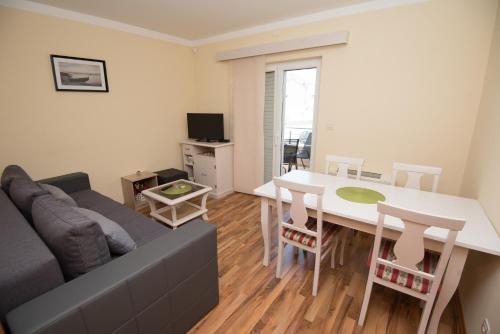 Apartments by the sea Podstrana, Split - 18232