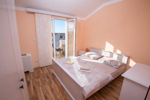 Apartments by the sea Podstrana, Split - 18232