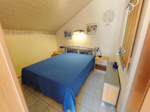 ein Schlafzimmer mit einem blauen Bett in einem Zimmer in der Unterkunft Apartments with a parking space Crikvenica - 18410 in Crikvenica