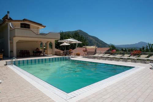 uma piscina com água azul em frente a uma casa em Villa Cerasiello em Bracigliano