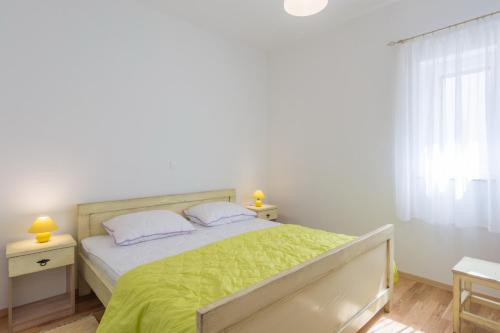 Postel nebo postele na pokoji v ubytování Apartments by the sea Simuni, Pag - 18386
