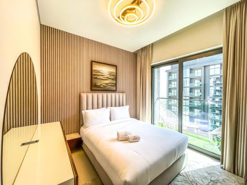 um quarto de hotel com uma cama e uma janela em STAY BY LATINEM Luxury 1BR Holiday Home CV A2604 near Burj Khalifa no Dubai