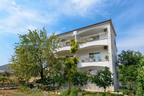 Fotografia z galérie ubytovania Apartments by the sea Seget Vranjica, Trogir - 18229 v Seget Vranjici