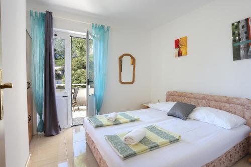 ein Schlafzimmer mit einem Bett mit Handtüchern darauf in der Unterkunft Apartments by the sea Zivogosce - Porat, Makarska - 18218 in Igrane