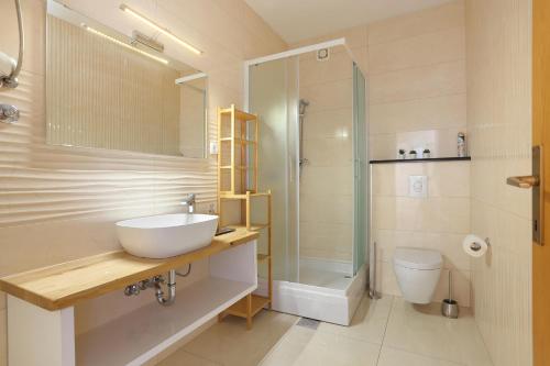 een badkamer met een wastafel, een douche en een toilet bij Apartments with a parking space Seget Vranjica, Trogir - 18326 in Donji Seget