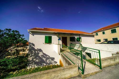 Apartments with parking space Postira, Brac - 18472