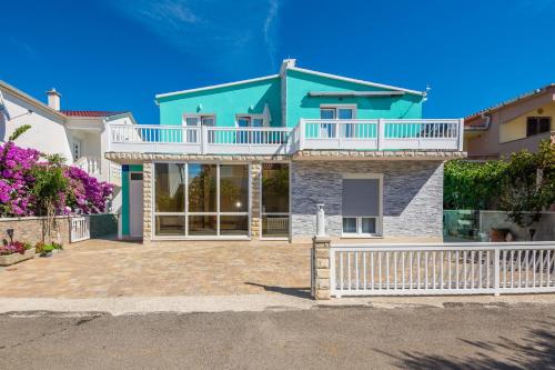 Apartments with parking spaces Vir - 18517