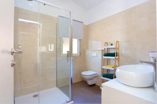 een badkamer met een douche, een wastafel en een toilet bij Apartments by the sea Seget Donji, Trogir - 18488 in Trogir