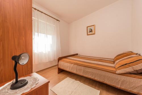 Posteľ alebo postele v izbe v ubytovaní Apartments by the sea Vir - 18516