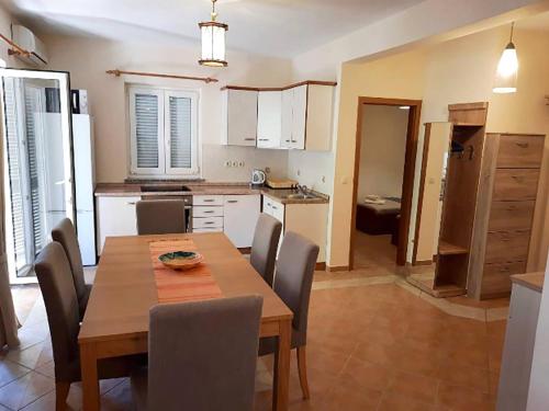 Kuchyň nebo kuchyňský kout v ubytování Apartments with a parking space Novalja, Pag - 18499