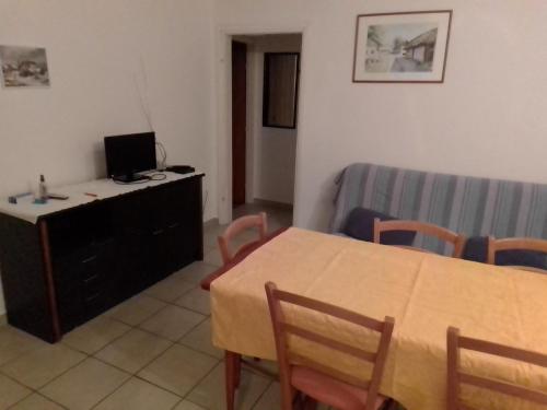 une salle à manger avec une table et un lit dans l'établissement Apartments by the sea Pag - 18464, à Pag