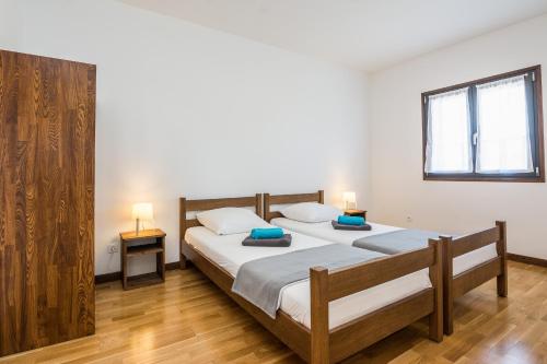 Posteľ alebo postele v izbe v ubytovaní Apartments by the sea Vir - 18515