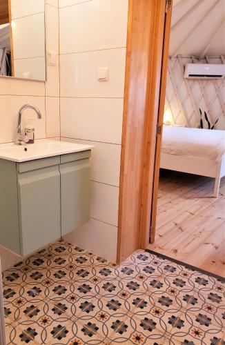 Moonlight Suite Arad צימר אור הירח, ערדにあるベッド