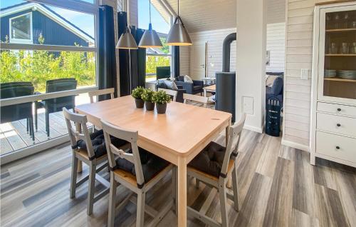 a kitchen and dining room with a wooden table and chairs at Awesome Home In Krems Iiwarderbrück in Göls