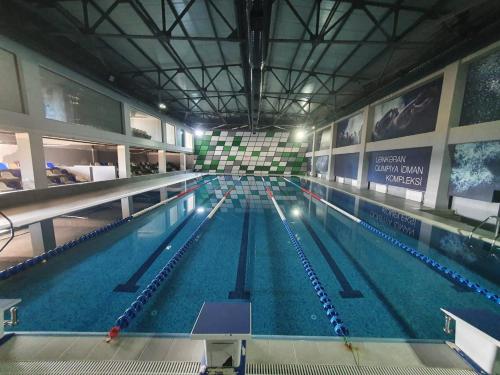 una gran piscina en un gran edificio en Lankaran Olimpiya Hotel, en Lankaran