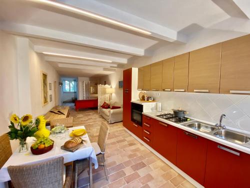 A kitchen or kitchenette at Al Teatro di Tavignano