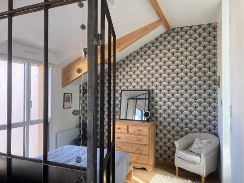 une chambre avec un mur d'inspiration marocaine dans l'établissement Loft avec terrasse pour 4 pers à 3km du circuit avec garage au calme, au Mans