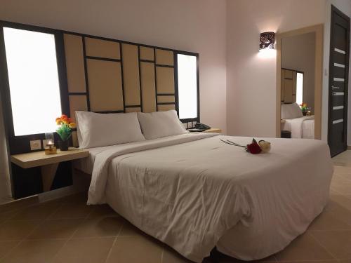 1 dormitorio con 1 cama blanca grande y 2 ventanas en HÔTEL DE LA MEDINA, en Nouakchott