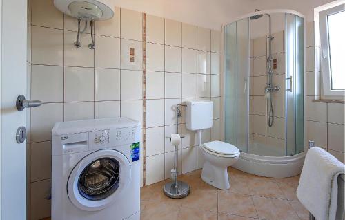 uma casa de banho com uma máquina de lavar roupa e um WC em 6 Bedroom Nice Home In Babici em Babići