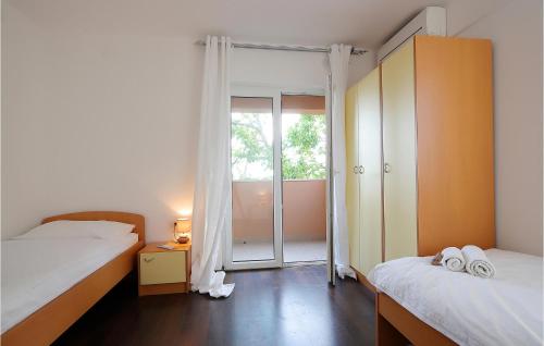 um quarto com 2 camas e uma porta de vidro deslizante em 6 Bedroom Nice Home In Babici em Babići