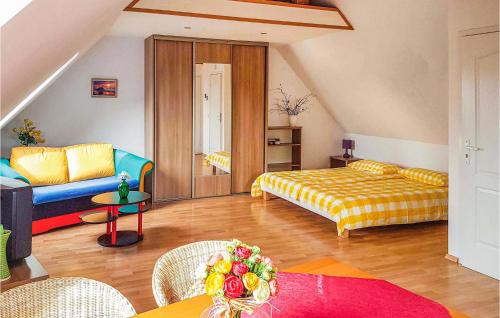 uma sala de estar com duas camas e um sofá em Cozy Home In Grzybowo With Kitchenette em Grzybowo