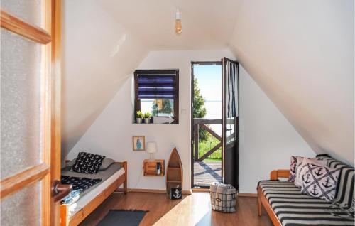 ノベ・バルプノにあるAwesome Home In Nowe Warpno With 2 Bedrooms And Wifiのソファと窓のある階段付きの客室です。