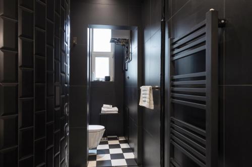 uma casa de banho preta com um WC e uma janela em Pierrot & Pierrette Gajeva 7 em Zagreb