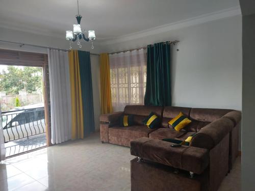 Zona de estar de Charming House in Matugga Kampala Uganda