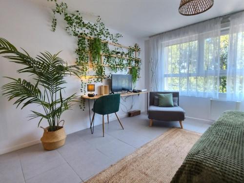 Cette chambre comprend un bureau avec un ordinateur et une machine à café. dans l'établissement LE RIVIERA - Roissy CDG - Parc Astérix - Paris, à Moussy-le-Neuf