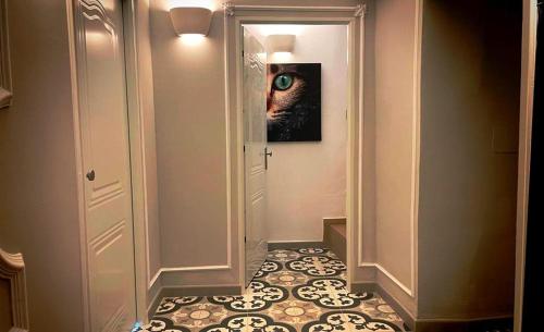 un pasillo con una puerta con una foto de un gato en Apartamento Romanov, en Inogés