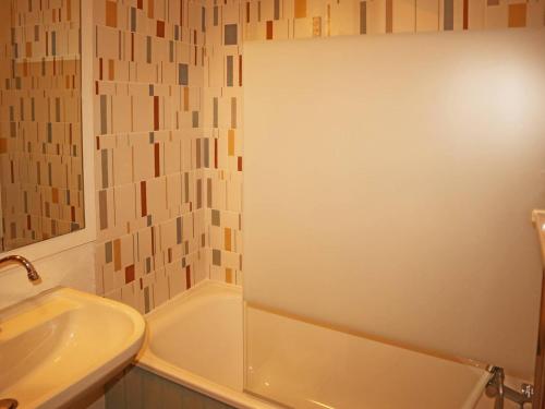 a bathroom with a shower and a sink and a tub at Appartement Les Orres, 1 pièce, 4 personnes - FR-1-322-177 in Les Orres