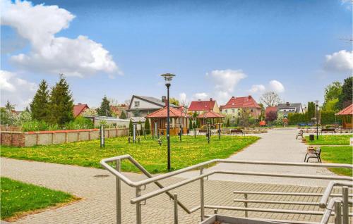 Κήπος έξω από το Nice Home In Nowe Warpno With Kitchen