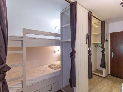 Zimmer mit einem Etagenbett und einer Tür zu einem Schlafzimmer in der Unterkunft Studio Gourette, 1 pièce, 6 personnes - FR-1-400-54 in Gourette