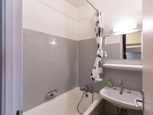 ein Badezimmer mit einer weißen Badewanne und einem Waschbecken in der Unterkunft Studio Gourette, 1 pièce, 6 personnes - FR-1-400-54 in Gourette