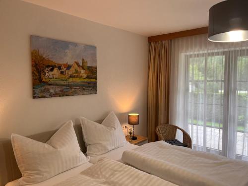 Habitación de hotel con cama y ventana en Apartment Ploner, en Ainet