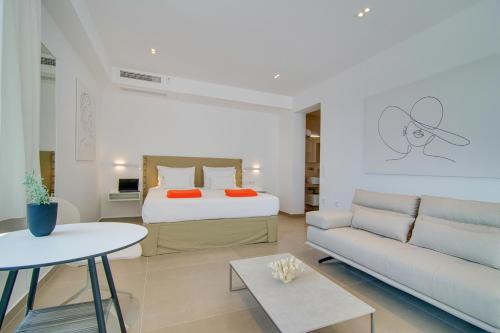 Postel nebo postele na pokoji v ubytování LIVINGHOME SUITES
