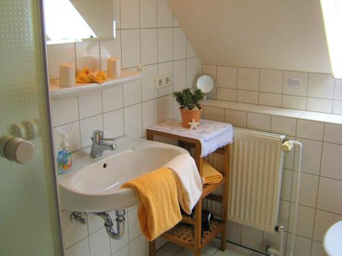 y baño con lavabo y ducha. en Hus-Pellworm-2-Ferienwohnung-Meereswelle en Pellworm