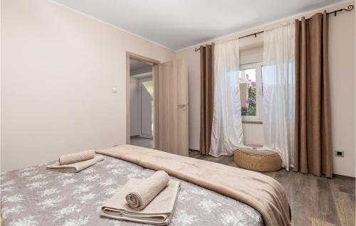 Postel nebo postele na pokoji v ubytování Stunning Apartment In Rijeka With Kitchen