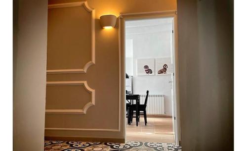 a door leading to a dining room with a table at Apartamento Grimaldi in Inogés