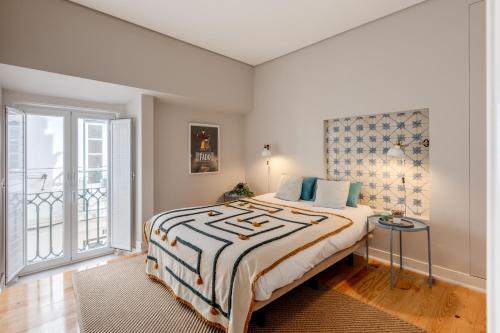 una camera con un grande letto e una finestra di Mouraria Center Lisbon a Lisbona