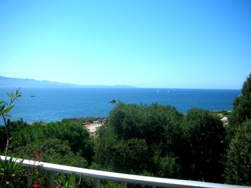 Gallery image of Appartement Climatisé Vue Mer Route des Sanguinaires in Ajaccio