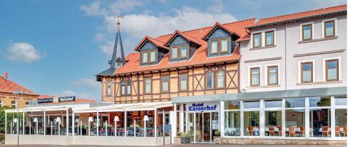 ein Geschäft vor einem großen Gebäude in der Unterkunft Komforthotel Kaiserhof in Kelbra