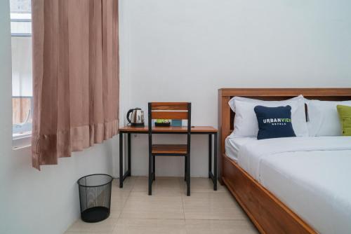 Кровать или кровати в номере Urbanview Hotel Sky Batu Malang by RedDoorz