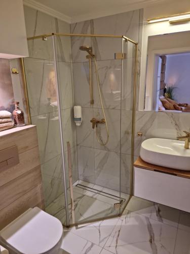 Un baño de Ambre Mare Bursztynowe Apartamenty Pobierowo