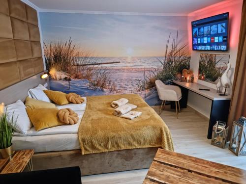 Una cama o camas en una habitación de Ambre Mare Bursztynowe Apartamenty Pobierowo